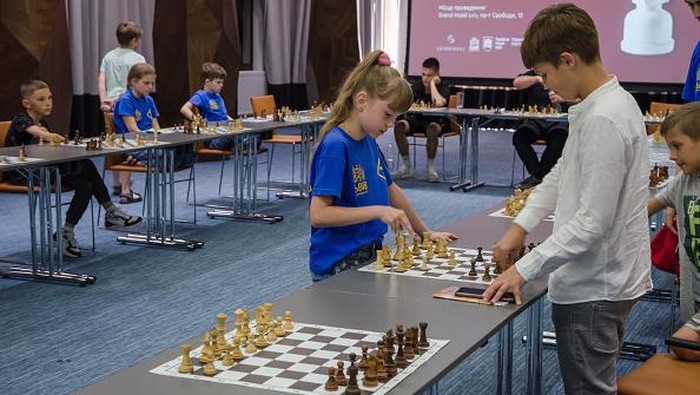 Cerdiknya Para Pemain Muda Ukraina di Hari Catur Sedunia LVIV, UKRAINE - JULY 20: Young chess players of the Lviv region and chess fans at a charity chess tournament with the participation of Grandmaster Oleksandr Bieliavskyi during International Chess Day in Lviv, Ukraine, on July 20, 2022. (Photo by Olena Znak/Anadolu Agency via Getty Images)