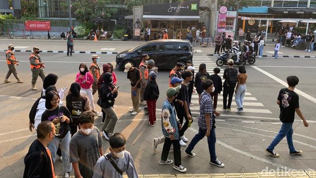 Citayam Fashion Week di mana? Citayam Fashion Week adalah kegiatan baru di Sudirman, Jakarta Selatan di mana sekelompok anak muda tampil bak seorang model.