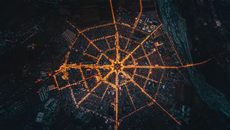 Daerah Tekes di China TEKES, CHINA - APRIL 03: Aerial view of the Tekes county in the shape of Bagua (Eight Trigrams), eight symbols used in Taoist cosmology, being illuminated at night on April 3, 2021 in Tekes County, Ili Kazakh Autonomous Prefecture, Xinjiang Uygur Autonomous Region of China. (Photo by VCG/VCG via Getty Images)