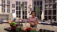 Nah beginilah momen ketik Yuni Shara membuat masakan. Semua bahan masakan disediakan di kitchen island yang terbilang besar. Foto: Instagram/YouTube Yuni Shara
