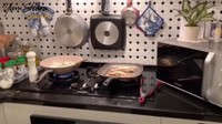 Selain bumbu dapur, beginilah penataan alat-alat dapur yang dilakukan Yuni Shara. Berbagai jenis teflon tersedia di sana. Foto: Instagram/YouTube Yuni Shara