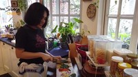 Yuni Shara sendiri mengaku lebih senang memasak sendiri di rumah karena lebih higienis ketimbang beli makanan di luar. Foto: Instagram/YouTube Yuni Shara