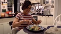 Ada dua ruang makan di dapur Yuni Shara, yang satu dengan meja berbahan kayu berwarna cokelat dan satu lagi yang berwarna putih. Foto: Instagram/YouTube Yuni Shara