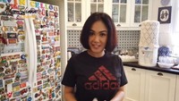 Selain itu, dapur Yuni Shara juga dilengkapi dengan kulkas dua pintu. Banyak yang salah fokus dengan kulkasnya yang dihias banyak sticker. Foto: Instagram/YouTube Yuni Shara