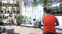 Dan tak kalah unik, dapur Yuni Shara ini juga dipenuhi dengan tanaman hias. Dengan begitu memberikan suasana menjadi teduh dan segar. Foto: Instagram/YouTube Yuni Shara