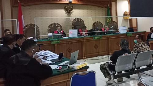 Dua mantan pegawai Kemenkeu, Yaya Purnomo dan Rifa Surya (dari kiri), saat dikonfrontir dengan Bahrullah Akbar dalam sidang suap DID Tabanan tahun anggaran 2018 untuk Terdakwa Ni Putu Eka Wiryastuti dan Dewa Wiratmaja, Kamis (21/7/2022).