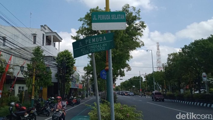 Dua plang jalan di depan Pemkab Klaten yang bikin bingung, Kamis (21/7/2022).
