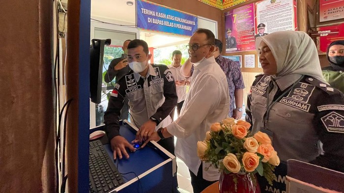 Eks Gubernur Riau, Rusli Zainal bebas bersyarat.