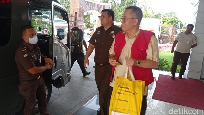Eks Kabid Jalan dan Jembatan Dinas PU Kota Medan, Mukhyar ditahan Kejati Sumut.