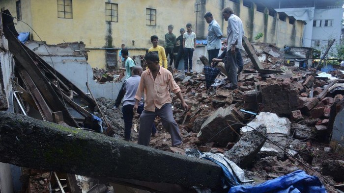 Enam Orang Terluka Parah Imbas Gedung Ambruk di India Enam orang terluka parah usai sebuah gedung ambruk di kawasan Mumbai, India, Rabu (20/7/2022).