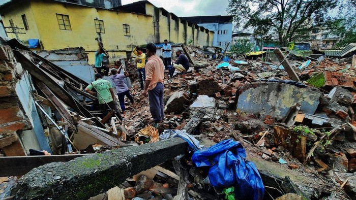 Enam Orang Terluka Parah Imbas Gedung Ambruk di India Enam orang terluka parah usai sebuah gedung ambruk di kawasan Mumbai, India, Rabu (20/7/2022).