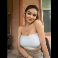 Di kolom komentar, banyak orang membelanya karena setiap orang punya bentuk tubuh yang berbeda. Bentuk tubuhnya pun jadi menonjol karena atasannya dimasukan ke celana. Aku benar-benar tidak pakai makeup atau pakai cat kuku atau rambut, hanya saja seragamku dimasukkan jadi aku tidak ingin tersangkut, ungkapFoto: Instagram @erikamdiaz_