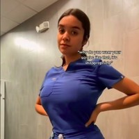 Seperti kebanyakan perawat, wanita itu memakai setelan berwarna biru. Tapi bajunya memang terlihat lebih ketat dibanding rekan-rekan seprofesi kebanyakan. Karena itu, seragamnya dianggap kurang pantas.Foto: TikTok @_erikamdiaz