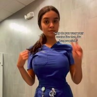Seorang wanita bernama Erika Diaz sering membagikan kesehariannya sebagai perawat di TikTok. Baru-baru ini ia pun jadi viral tapi karena busananya. Foto: TikTok @_erikamdiaz