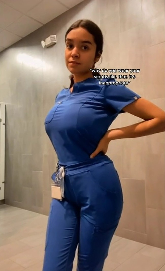 Netizen merasa jika seragam tersebut terlalu ketat terlebih karena Erika memiliki bentuk tubuh yang seksi. Wanita 22 tahun itu pun membalas komentar mereka dengan pembelaannya.Foto: TikTok @_erikamdiaz