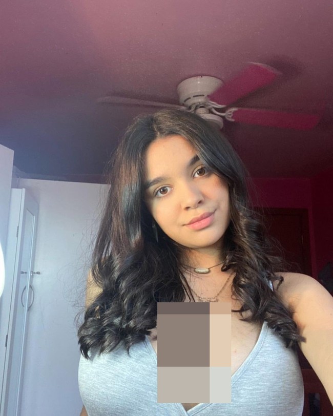 Erika mengaku tidak bermaksud untuk berpakaian seksi di tempat kerjanya. Meski begitu, banyak yang tidak setuju. Itu tidak profesional, Kamu bisa saja membeli yang lebih besar agar ada ruang untuk bernapas,  Aku bos yang kuno, aku tidak akan membiarkan hal seperti itu ada di lantaiku, tulis netizen.Foto: Instagram @erikamdiaz_