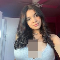 Erika mengaku tidak bermaksud untuk berpakaian seksi di tempat kerjanya. Meski begitu, banyak yang tidak setuju. Itu tidak profesional, Kamu bisa saja membeli yang lebih besar agar ada ruang untuk bernapas,  Aku bos yang kuno, aku tidak akan membiarkan hal seperti itu ada di lantaiku, tulis netizen.Foto: Instagram @erikamdiaz_