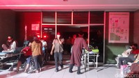 Terlihat sejumlah pasien berada di lobi utama Rumah Sakit Pelita Anugerah. Foto: Afzal Nur Iman/detikJateng