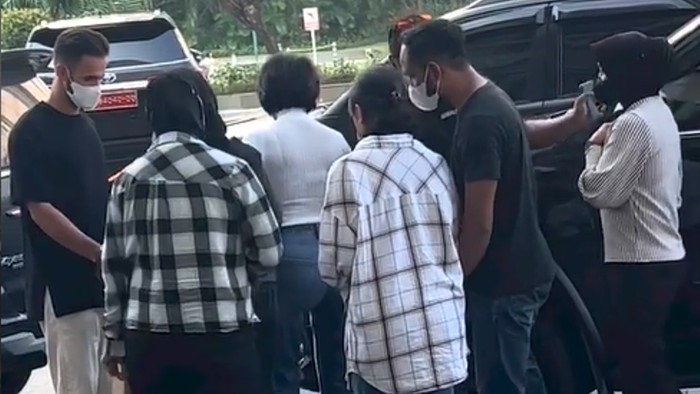 Foto-foto Penangkapan Nikita Mirzani di Senayan City Beredar video Nikita Mirzani diduga diamankan polisi di salah satu pusat perbelanjaan di Jakarta. Berikut foto-foto screenshot-nya