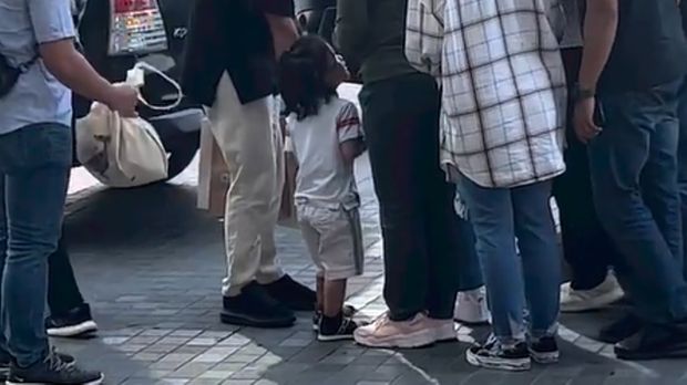 Beredar video Nikita Mirzani diduga diamankan polisi di salah satu pusat perbelanjaan di Jakarta. Berikut foto-foto screenshot-nya