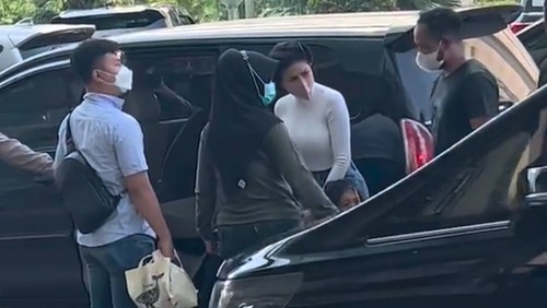 Beredar video Nikita Mirzani diduga diamankan polisi di salah satu pusat perbelanjaan di Jakarta. Berikut foto-foto screenshot-nya