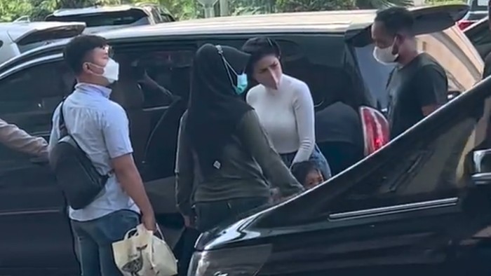 Beredar video Nikita Mirzani diduga diamankan polisi di salah satu pusat perbelanjaan di Jakarta. Berikut foto-foto screenshot-nya