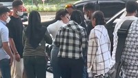 Video tersebut diunggah oleh akun ramdanalamsyah.id pada Kamis (21/7/2022). Terlihat Nikita Mirzani sedang bersama anak bungsu dan beberapa orang lainnya.