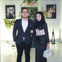 Gilang dan istrinya, Shandy Purnamasari, diketahui memiliki banyak bisnis. Sumber kekayaan mereka di antaranya, MS Glow, MS Glow For Men, MS Glow Aesthetic Clinic, PT Kosmetika Global Pack, Kosmelab, Kosme Mask, Hairlab, P.O. Juragan 99 Trans, J99Xar Drifting Academy, J99 Aviation, dan J99 Vape. Foto: Dok. Instagram @shandypurnamasari.