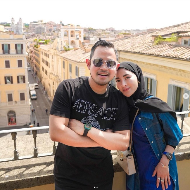 Shandy mengaku jika di awal pernikahan ia sering bersedekah meski penghasilan pas-pasan. Saat Shandy tak bekerja dan gaji Gilang baru Rp 3 juta, mereka selalu menyisihkan paling tidak Rp 100 ribu untuk disumbangkan ke panti asuhan. Intinya kalau pengen sukses tuh selalu fokus, dari dulu aku seneng banget nge-list mimpi, jaman dulu pengen beli mobil Honda Jazz, rumah kecil, umrah. Sekarang ketika udah punya mobil besar, supercar, private jet, apa aja, tambah lagi list mimpi lain lagi. Ketika mimpinya udah tercapai kita bikin mimpi-mimpi baru dan terakhir harus yakin. Waktu jaman susah aku yakin bakal jadi orang sukses, tutur pria 33 tahun itu di YouTube Boy William.  Foto: Dok. Instagram @shandypurnamasari.