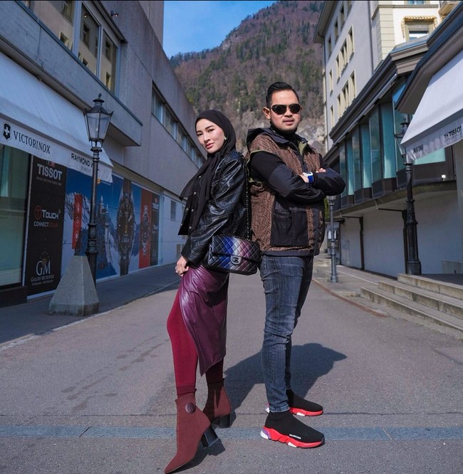 Bersama sang suami Juragan99 atau Gilang, Shandy Purnamasari meraih beberapa pencapaian. Mislanya MS Glow pernah meraih penghargaan dari Museum Rekor Indonesia (MURI), mempunyai pesawat pribadi di usia yang kurang dari 29 tahun hingga menjadi pemilik klub sepakbola Arema FC. Foto: Dok. Instagram @shandypurnamasari.