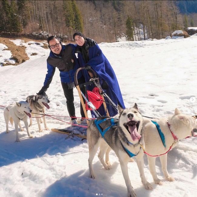 Shandy Purnamasari dan Gilang juga kerap mengunggah momen bersama saat jalan-jalan ke luar negeri. Seperti saat liburan ke Swiss baru-baru ini. Dreamku adalah ke swiss naik husky ride dan riding by my self ( slide terakhir ) dan ada satu lg dreamku di swiss ini nnti aku post selanjutnyaa ya kalian penasaran ga ke swiss ngapain lagi?Thankyou @juragan_99 ga ngasih dreamku ke mba lidya hahaa, tuis Shandy. Foto: Dok. Instagram @shandypurnamasari.
