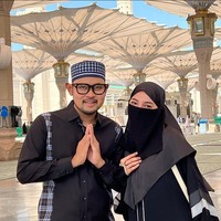 Unggahan Wanita kelahiran lahir 10 Oktober 1991 itu langsung menjadi perbincangan warganet, tak sedikit juga publik figur Tanah Air yang bertanya tentang unggahannya apakah benar atau hanya prank. Hah? Apaan ini neng ah, pagi-pagi udah becanda, kata @melly_goeslaw. Ini prank kan mba? tanya @akbarrais. Aaaa .. Kenapaa iniiiiiii😢😢😢😢, ujar akun @aditapramesti. S3 marketing🤣, kata akun @gamaswara.dr. Omongan adalah doa, ucap @nini311276. Kenapa mbaaaa? Ya Allah jangan mbaaaa😭😭😭, timpal akun @riestataradewiii. Foto: Dok. Instagram @shandypurnamasari.