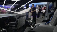 Karena tidak adanya setir, kabin mobil lebih terbuka. Salah satu kursi depan bisa diganti dengan lemari es atau meja laptop. Area kursi belakang lebih nyaman dan luas. (AP Photo/Ng Han Guan)