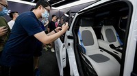 Robin Li, CEO dan salah satu pendiri Baidu mengatakan perusahaan bertujuan untuk memproduksi 100.000 kendaraan Apollo RT6 dalam jangka waktu yang tidak ditentukan. (Noel Celis/AFP/Getty Images)