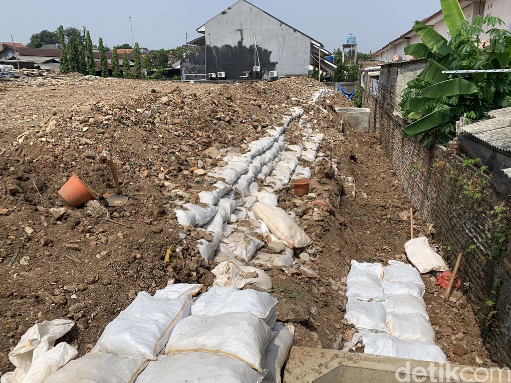 Got antibanjir di lokasi yang semula mampet, telah dipasang 64 boks kontrol tapi masih butuh ratusan karung. 21 Juli 2022. (Mulia Budi/detikcom)