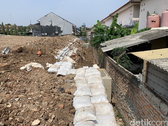 Got antibanjir di lokasi yang semula mampet, telah dipasang 64 boks kontrol tapi masih butuh ratusan karung. 21 Juli 2022. (Mulia Budi/detikcom)