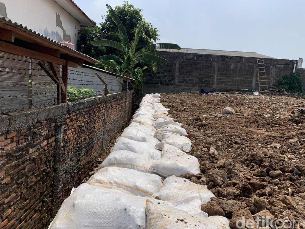Got antibanjir di lokasi yang semula mampet, telah dipasang 64 boks kontrol tapi masih butuh ratusan karung. 21 Juli 2022. (Mulia Budi/detikcom)