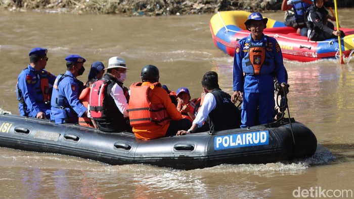 Gubernur Jabar Ridwan Kamil tengah meninjau lokasi yang terdampak banjir bandang di Garut