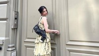 Walaupun hanya jalan-jalan biasa, tapi Han So Hee tetap tampil menawan. Foto: (dok. Instagram @xeesoxee)