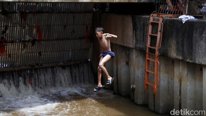 Hap! Bocah-bocah Ini Melompat ke Sungai di Kramat Jati Bermain air di sungai memang mengasyikan, apalagi sambil melompat dari ketinggian. Lihat nih aksi bocah-bocah Kramat Jati, Jakarta Timur ini.