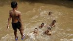 Hap! Bocah-bocah Itu Melompat ke Sungai di Kramat Jati, Jaktim