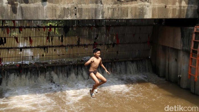 Bermain air di sungai memang mengasyikan, apalagi sambil melompat dari ketinggian. Lihat nih aksi bocah-bocah Kramat Jati, Jakarta Timur ini.