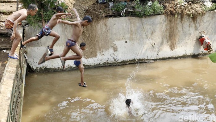 Bermain air di sungai memang mengasyikan, apalagi sambil melompat dari ketinggian. Lihat nih aksi bocah-bocah Kramat Jati, Jakarta Timur ini.