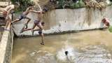 Hap! Bocah-bocah Itu Melompat ke Sungai di Kramat Jati, Jaktim