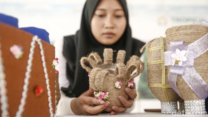 Sejumlah kerajinan yang dihasilkan oleh anak-anak dipamerkan di Sekolah Alam Tunas Mulia, Bantar Gebang, Bekasi, Jawa Barat, Kamis (21/7/2022).