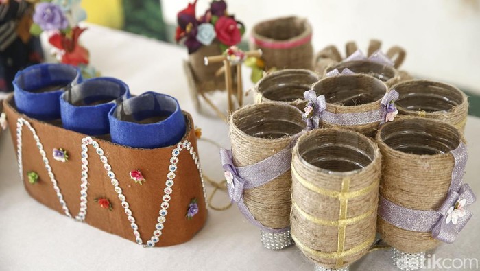 Sejumlah kerajinan yang dihasilkan oleh anak-anak dipamerkan di Sekolah Alam Tunas Mulia, Bantar Gebang, Bekasi, Jawa Barat, Kamis (21/7/2022).