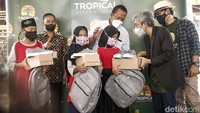 Dalam kegiatan tersebut PT Bina Karya Prima melalui Tropical Go Green juga membagikan sejumlah tas dan sepatu yang terbuat dari bahan hasil daur ulang sampah plastik yang terkumpul selama periode Mei-Juli 2022 ini, baik dari lokasi penampungan sampah botol plastik yang tersebar di penjuru ibu kota dan kemudian didaur ulang, sampai hasil dari penjualan Tropical Go Green yang sebagian diberikan untuk biaya pembuatan Sepatu dan Tas bagi anak anak yang membutuhkan. Kedua hal ini merupakan bagian dari kampanye Tropical Generasi Peduli yang dijalankan sejak Februari hingga sepanjang tahun 2022.