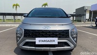 Dari segi tampilan, tampang Stargazer tampak ikonik khas Hyundai kekinian. Fasia depannya dibekali dengan Horizontal DRL dan di belakang penggunaan Distinctive H Rear Lamp membuat Stargazer sangat berkarakter. Foto: Muhammad Hafizh Gemilang