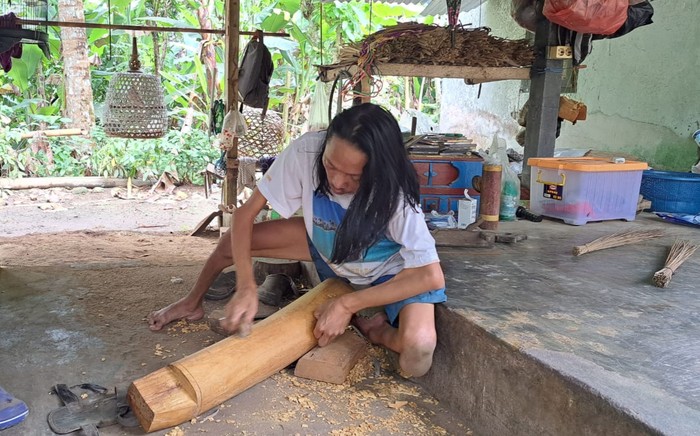 I Ketut Karsa, pria dengan keterbatasan fisik asal Desa Selumbung, Karangasem, Bali, yang menekuni kerajinan keroncongan sapi.