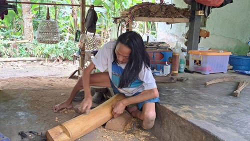 I Ketut Karsa, pria dengan keterbatasan fisik asal Desa Selumbung, Karangasem, Bali, yang menekuni kerajinan keroncongan sapi.